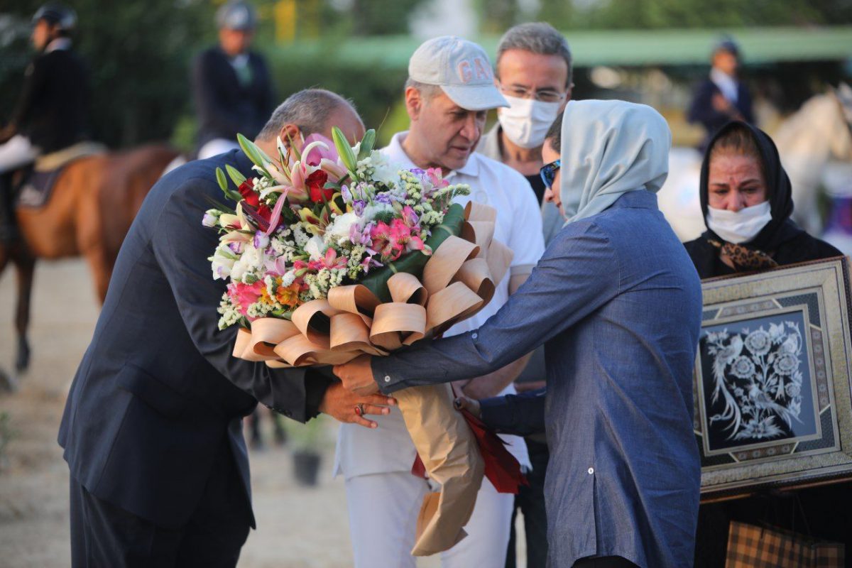 مراسم تجلیل از همسر و فرزند مرحوم علی اکبر رضایی در پایان مسابقات جام صدران پیشرو اسب